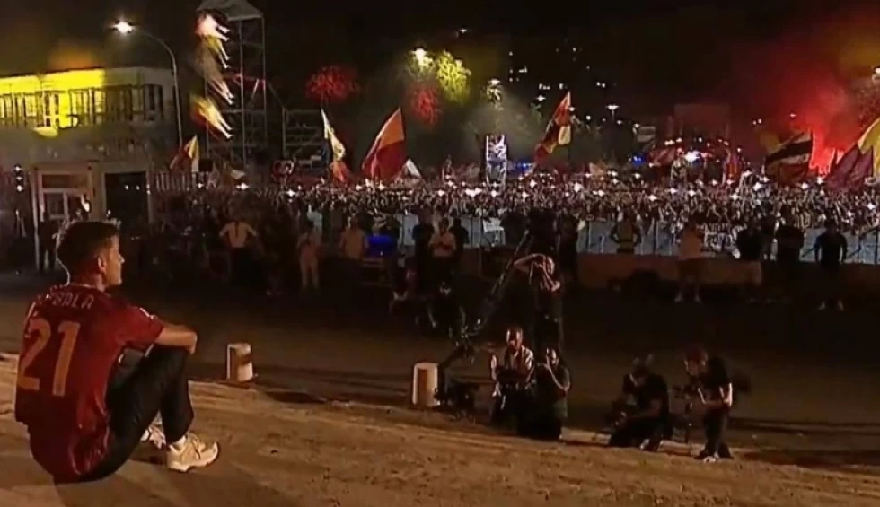 A generic square placeholder image with rounded corners in a figure.