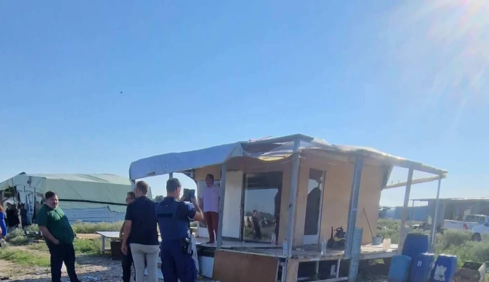 A generic square placeholder image with rounded corners in a figure.