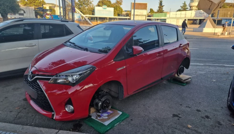 A generic square placeholder image with rounded corners in a figure.