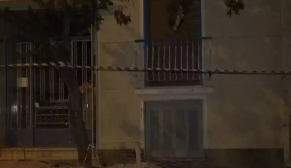 A generic square placeholder image with rounded corners in a figure.