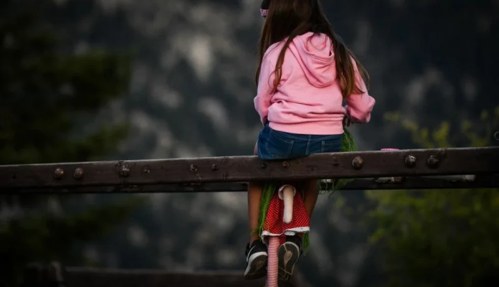 A generic square placeholder image with rounded corners in a figure.