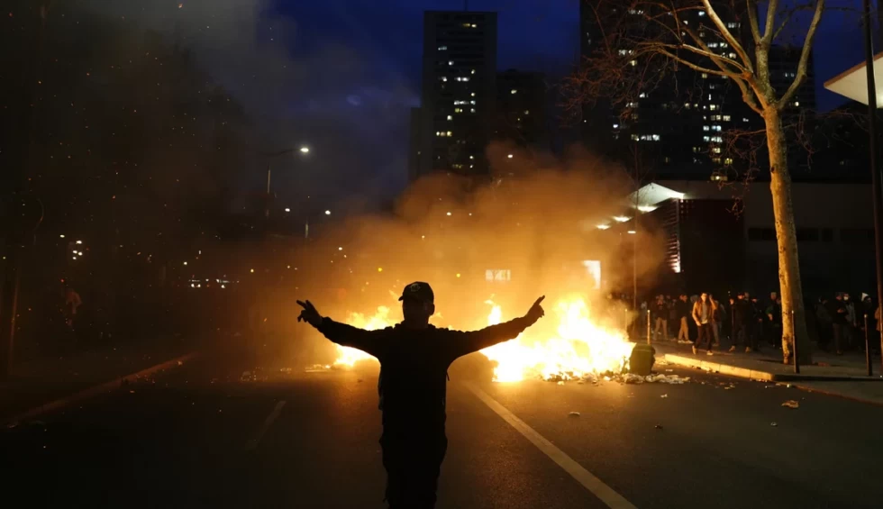 A generic square placeholder image with rounded corners in a figure.