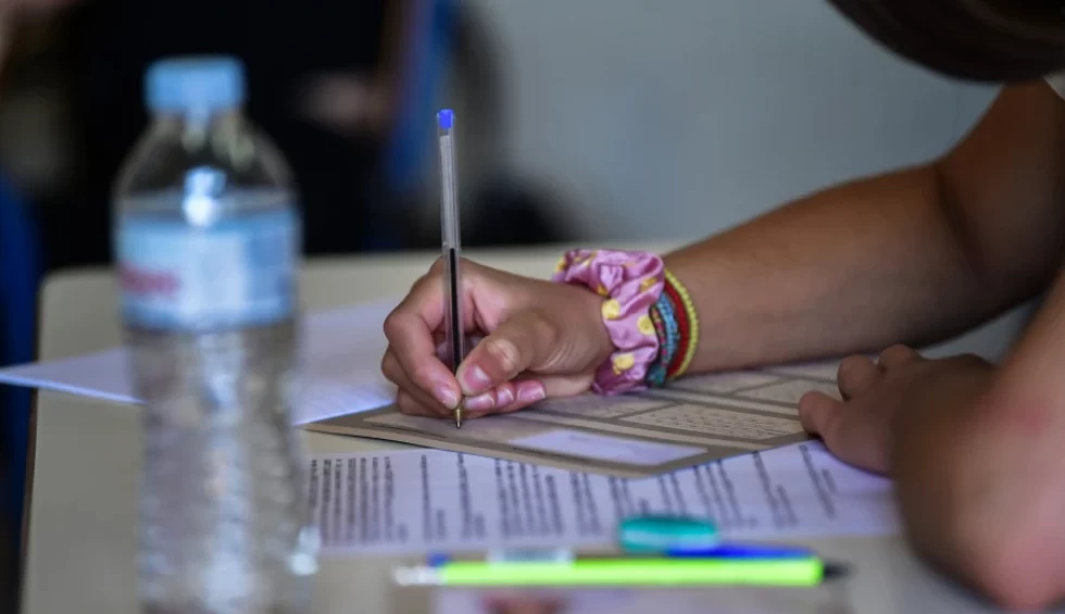 A generic square placeholder image with rounded corners in a figure.