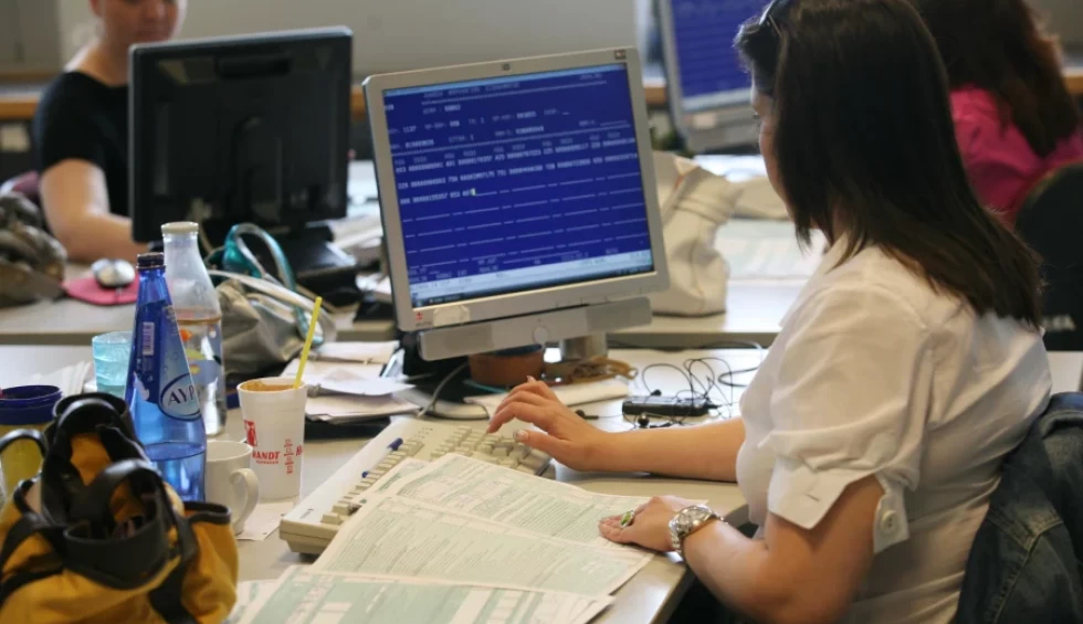 A generic square placeholder image with rounded corners in a figure.