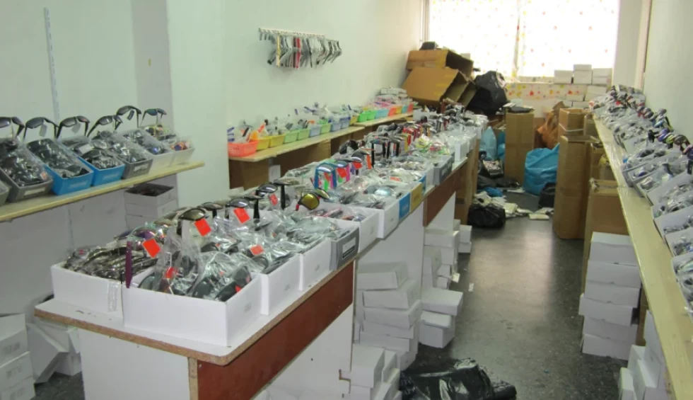 A generic square placeholder image with rounded corners in a figure.