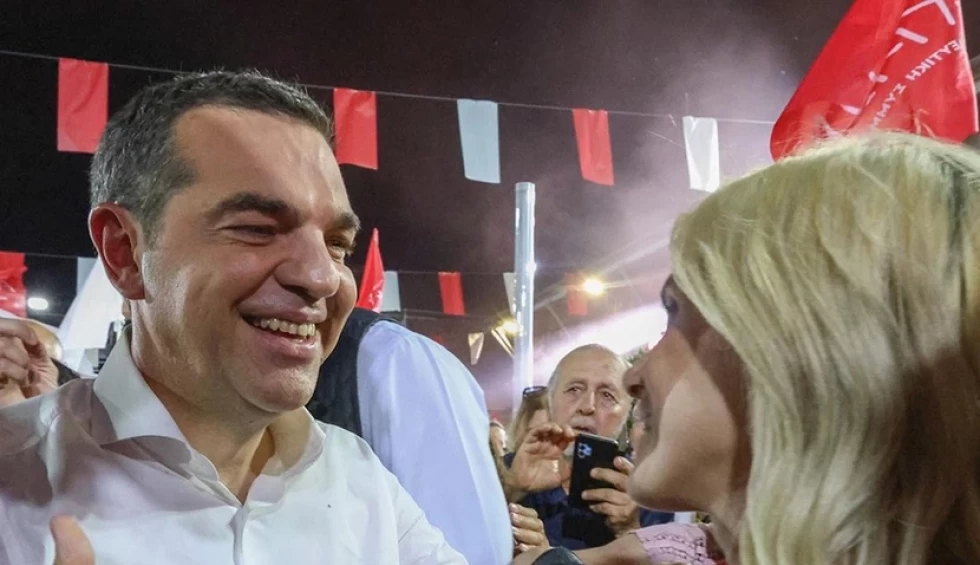 A generic square placeholder image with rounded corners in a figure.