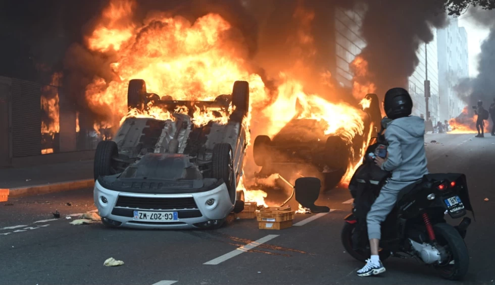 A generic square placeholder image with rounded corners in a figure.