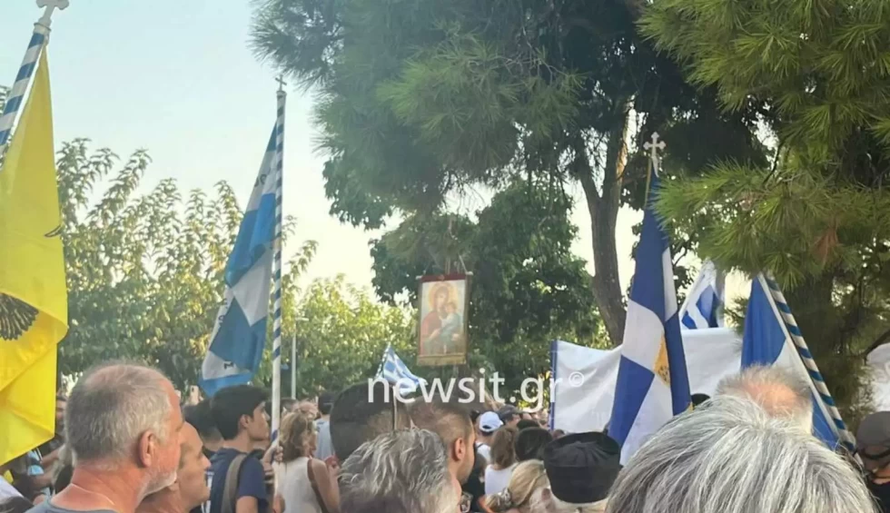 A generic square placeholder image with rounded corners in a figure.