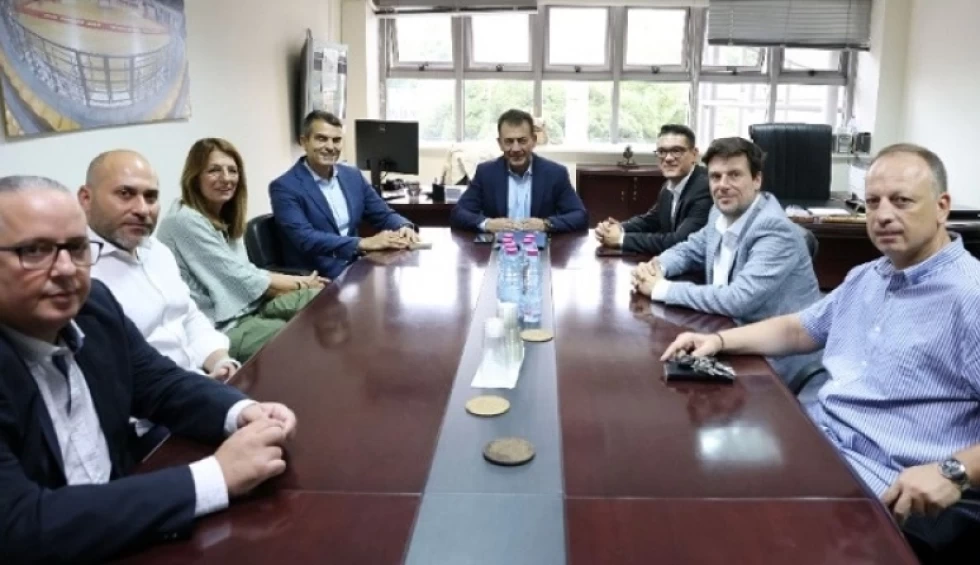 A generic square placeholder image with rounded corners in a figure.