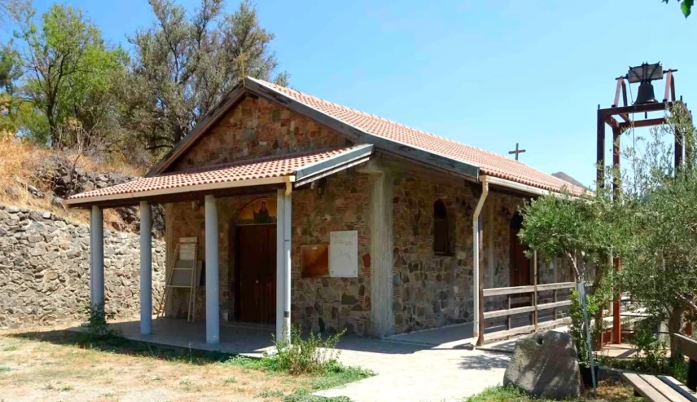 A generic square placeholder image with rounded corners in a figure.