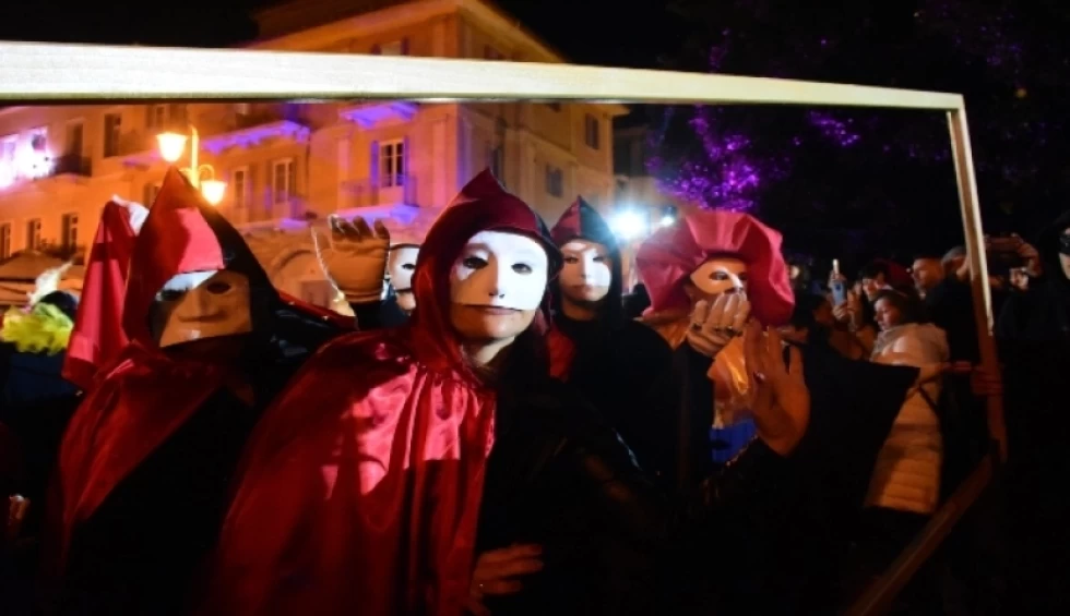 A generic square placeholder image with rounded corners in a figure.