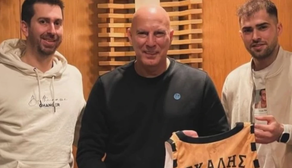 A generic square placeholder image with rounded corners in a figure.