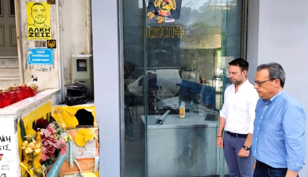 A generic square placeholder image with rounded corners in a figure.