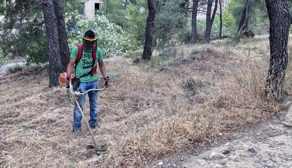 A generic square placeholder image with rounded corners in a figure.