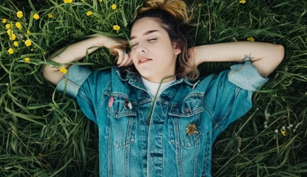 A generic square placeholder image with rounded corners in a figure.