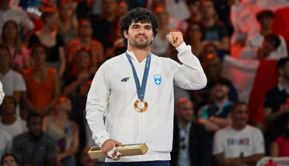 A generic square placeholder image with rounded corners in a figure.