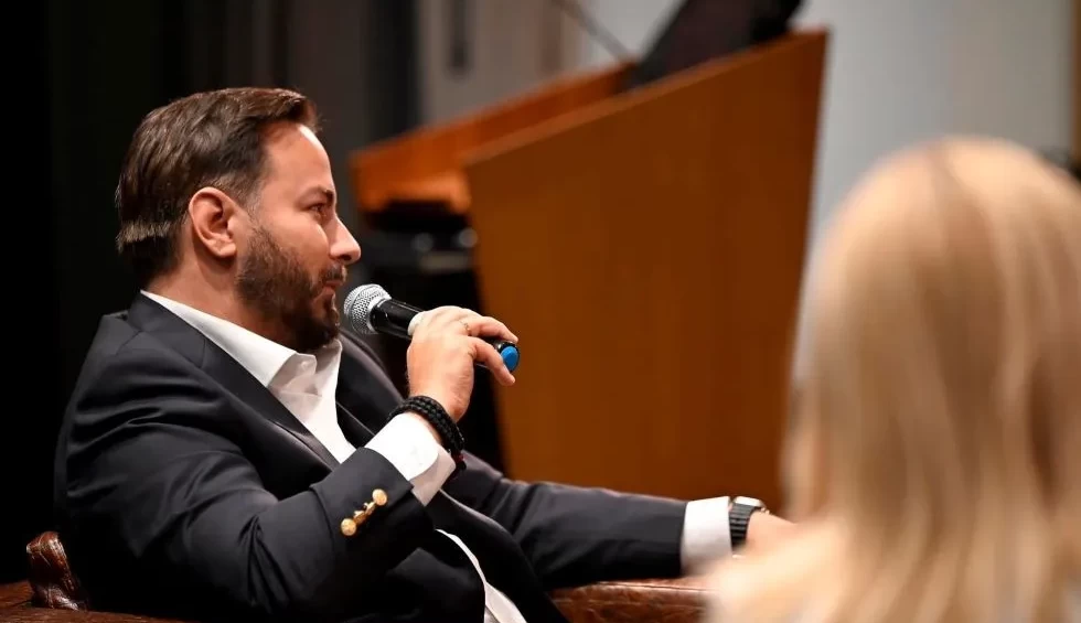 A generic square placeholder image with rounded corners in a figure.