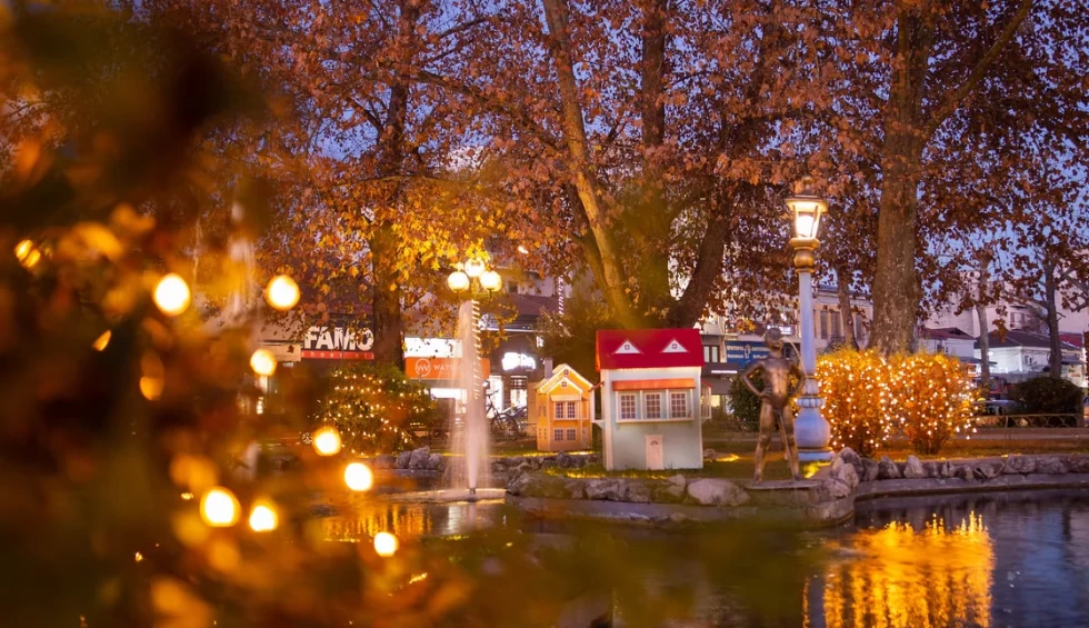 A generic square placeholder image with rounded corners in a figure.