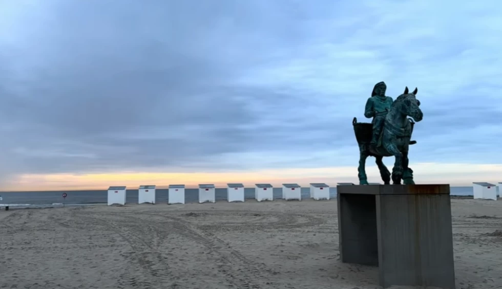 A generic square placeholder image with rounded corners in a figure.