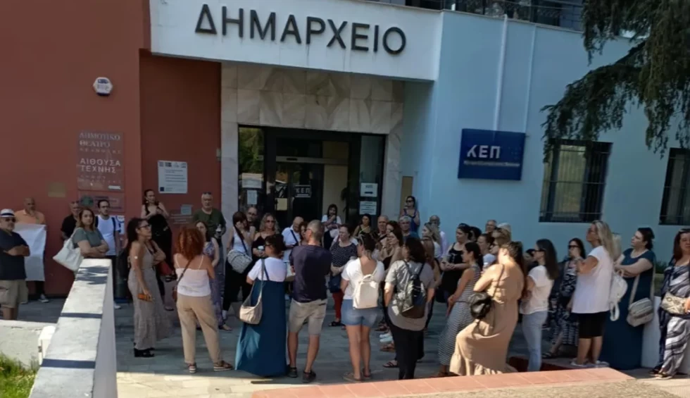 A generic square placeholder image with rounded corners in a figure.