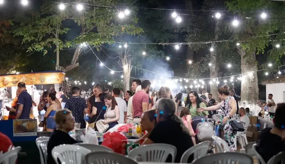 A generic square placeholder image with rounded corners in a figure.