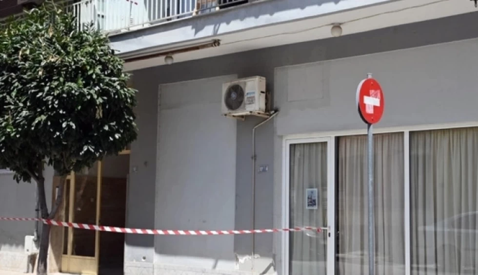 A generic square placeholder image with rounded corners in a figure.