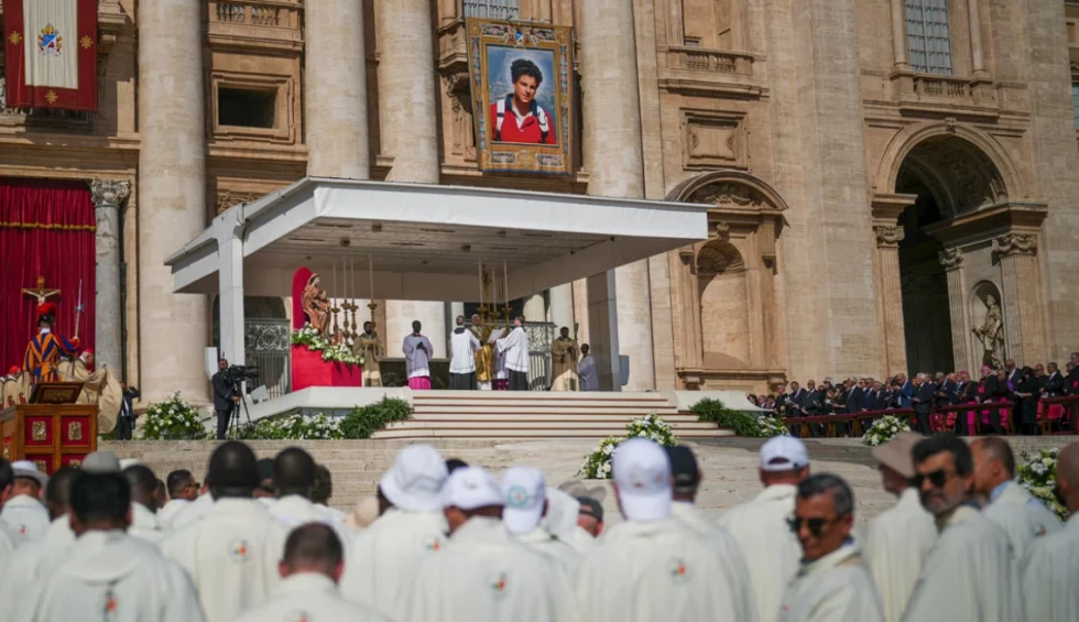 A generic square placeholder image with rounded corners in a figure.