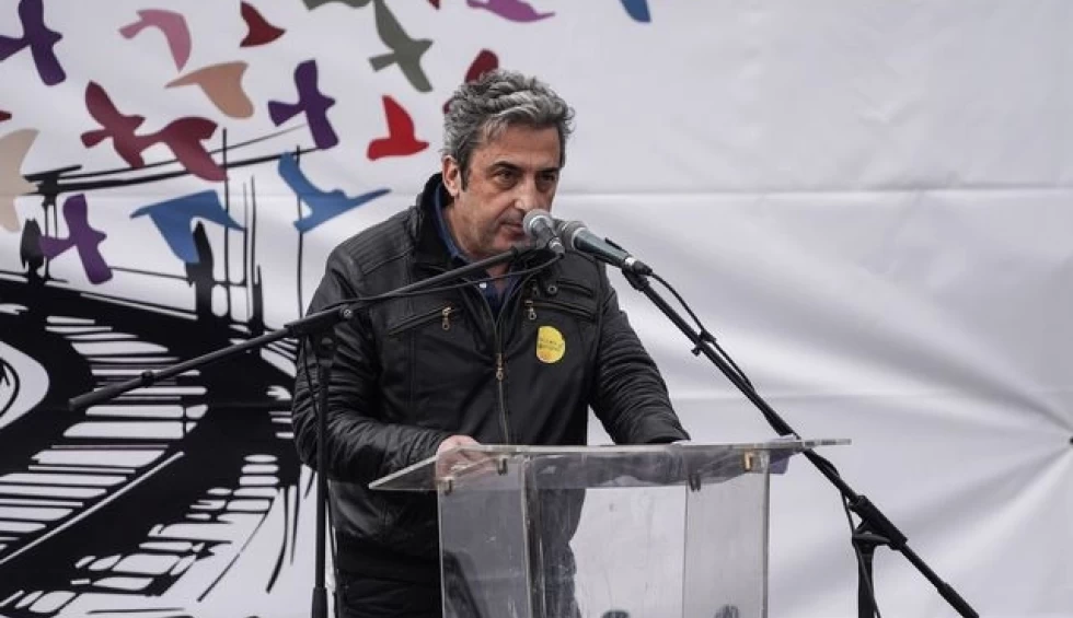 A generic square placeholder image with rounded corners in a figure.