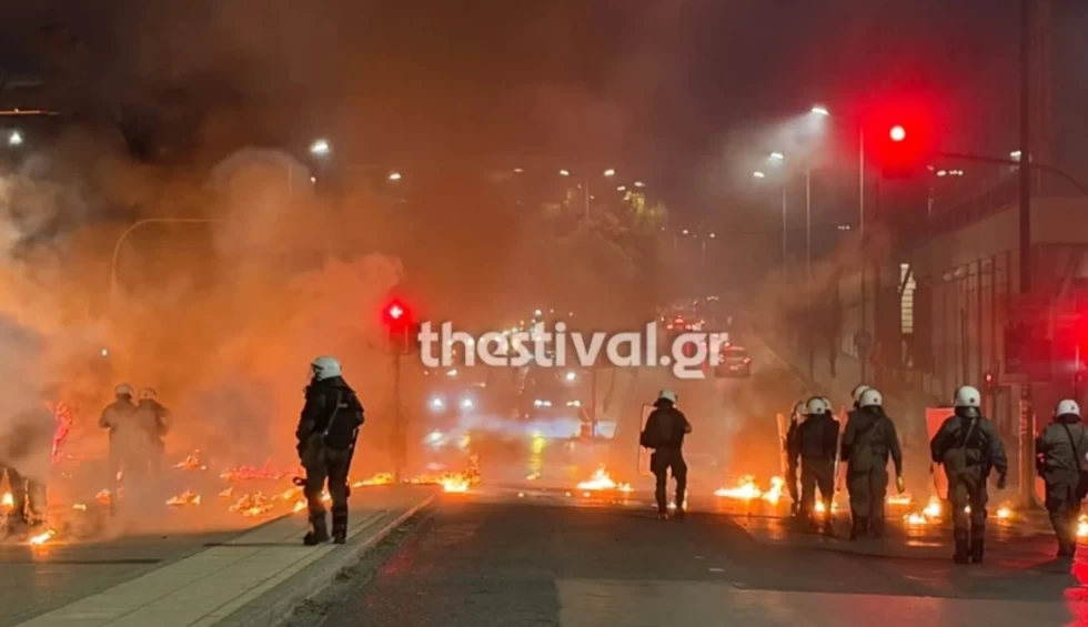 A generic square placeholder image with rounded corners in a figure.