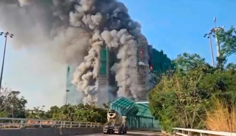 Χονγκ Κονγκ: Τραγωδία με 36 νεκρούς και εκατοντάδες αγνοούμενους μετά τη φωτιά στους ουρανοξύστες (vid)