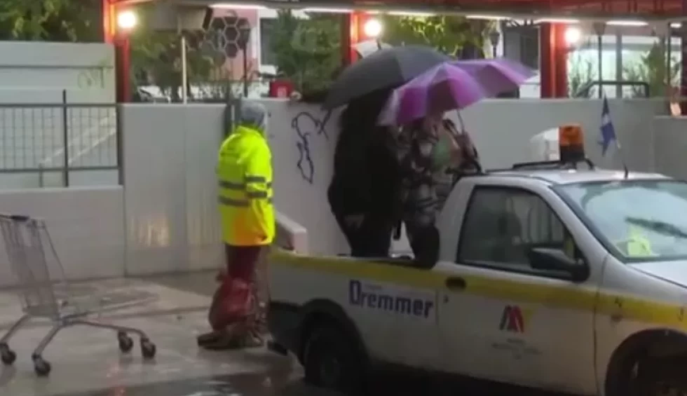 Μοσχάτο: Μεταφορά σε... καρότσα λόγω πλημμύρας (vid)