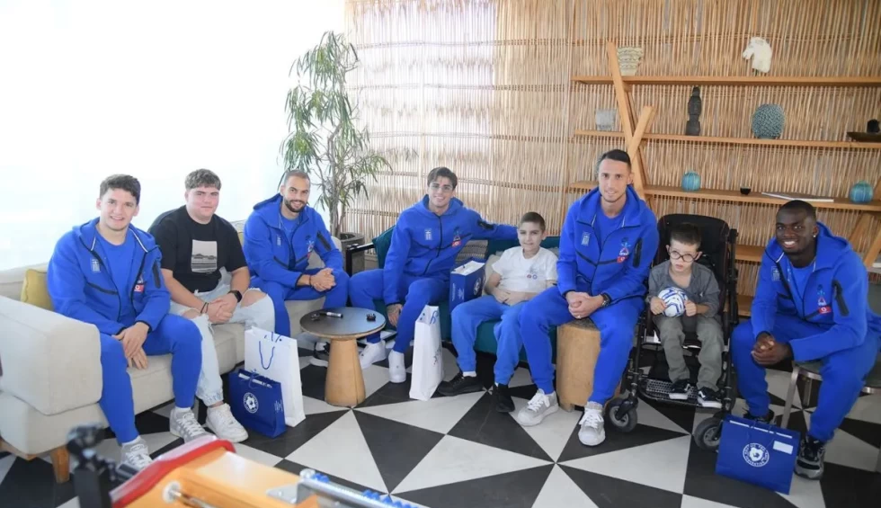 A generic square placeholder image with rounded corners in a figure.