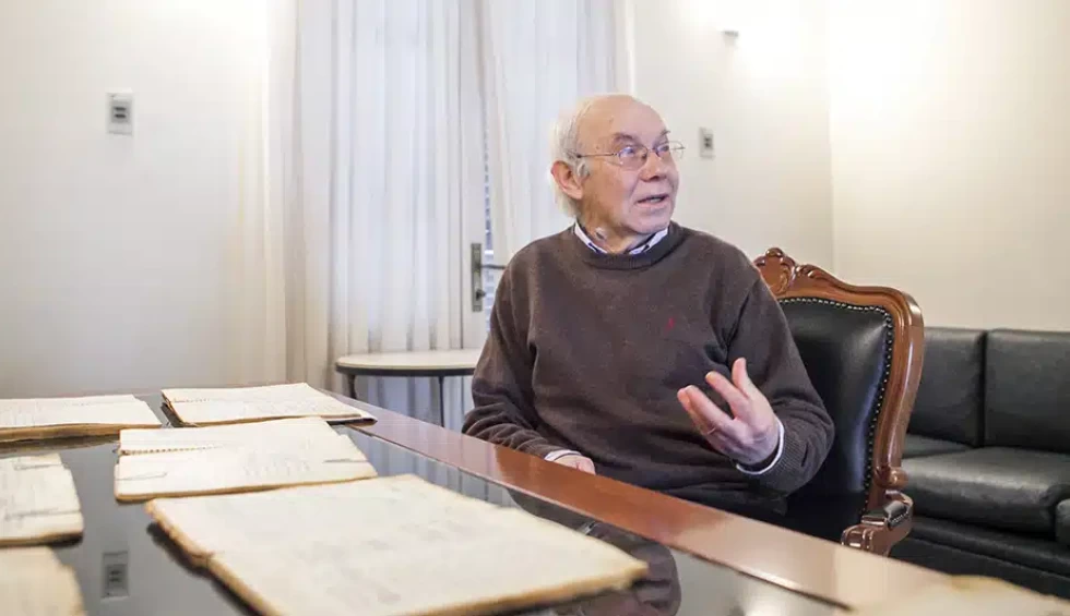 A generic square placeholder image with rounded corners in a figure.