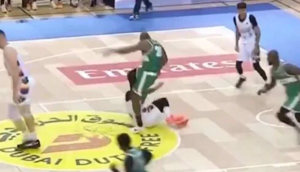 Ντουμπάι: Το «ξύλο της αρκούδας» σε αγώνα μπάσκετ (vid)