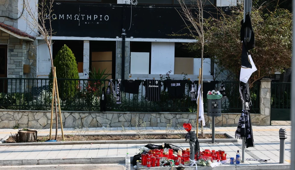 A generic square placeholder image with rounded corners in a figure.