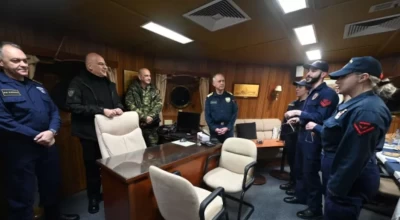 Διανυκτέρευση εν πλω για Δένδια-Επισκέφτηκε τη φρεγάτα «Ψαρά» (vid)