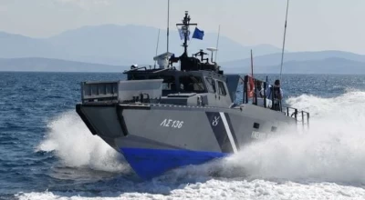 Επεισοδιακή καταδίωξη σκάφους που αποβίβασε μετανάστες: Συνελήφθη 21χρονος ως διακινητής