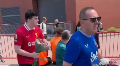 Ντιόγκο Ζότα: Ο θάνατος δεν έχει χρώματα-Οπαδός της Έβερτον άφησε λουλούδια μαζί με φίλους της Λίβερπουλ (vid)