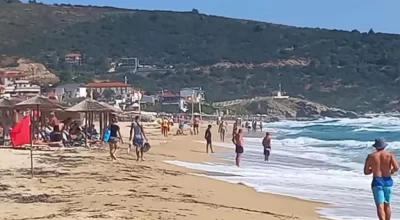 Χαλκιδική: Τα έντονα κύματα στη Σάρτη έφεραν… κόκκινη σημαία για τους λουόμενους