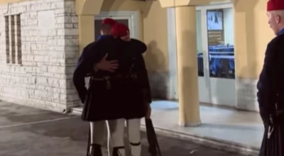 Η συγκινητική τελευταία αλλαγή Εύζωνα της Προεδρικής Φρουράς