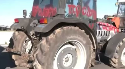 Αγροτικά μπλόκα: «Ντροπή τους που βανδάλισαν το τρακτέρ μου»