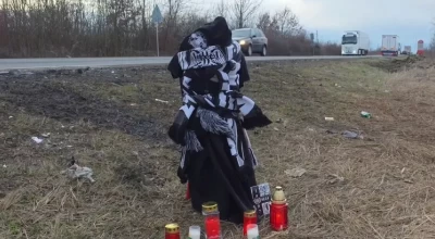 Τραγωδία στη Ρουμανία: Το μνημείο στο σημείο του πολύνεκρου τροχαίου (vid)