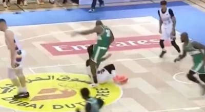 Ντουμπάι: Το «ξύλο της αρκούδας» σε αγώνα μπάσκετ (vid)