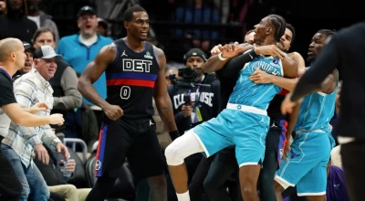 NBA: Χαστούκια και μπουνιές στο Πίστονς-Χόρνετς