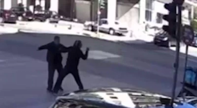 «Βγήκαν» μαχαίρια στα Πατήσια-Άγριος τσακωμός μεταξύ οδηγών (vid)