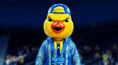 Η μασκότ της Φενέρ με... αδιάβροχο λόγω της κακοκαιρίας «Byron»