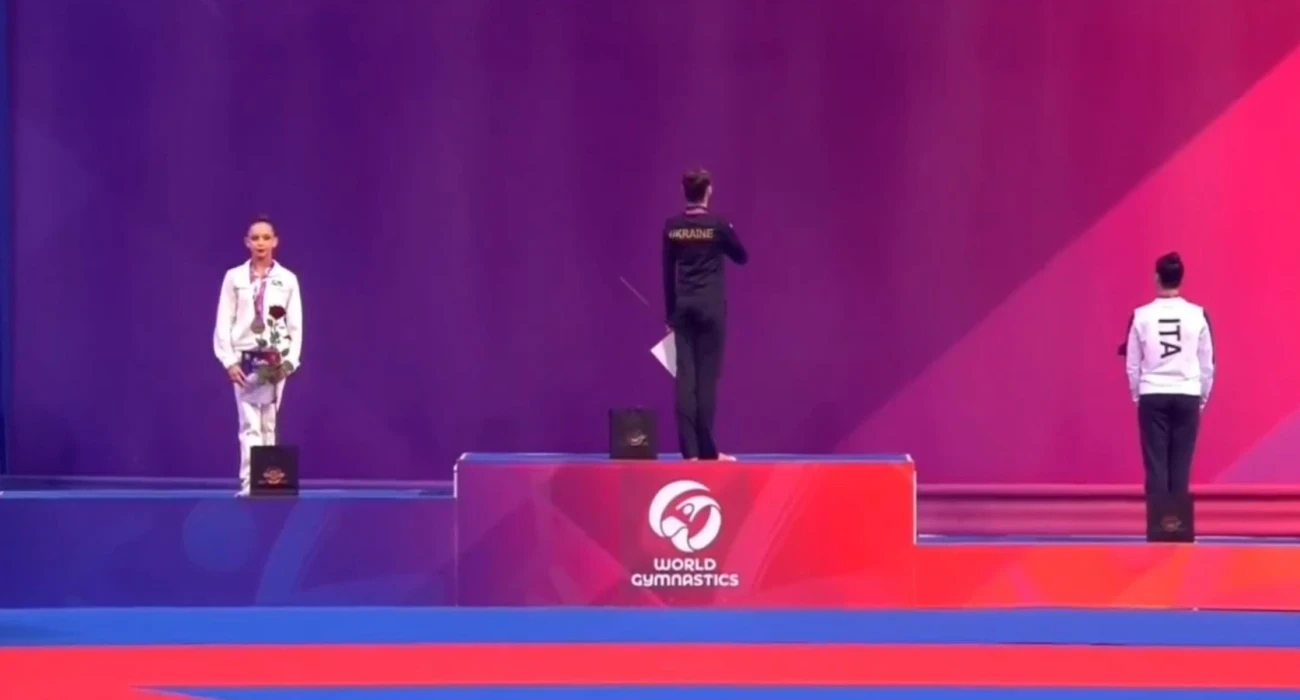 Παγκόσμιο Κύπελλο Ρυθμικής: 15χρονη Ρωσίδα αθλήτρια γύρισε την πλάτη σε ουκρανική σημαία